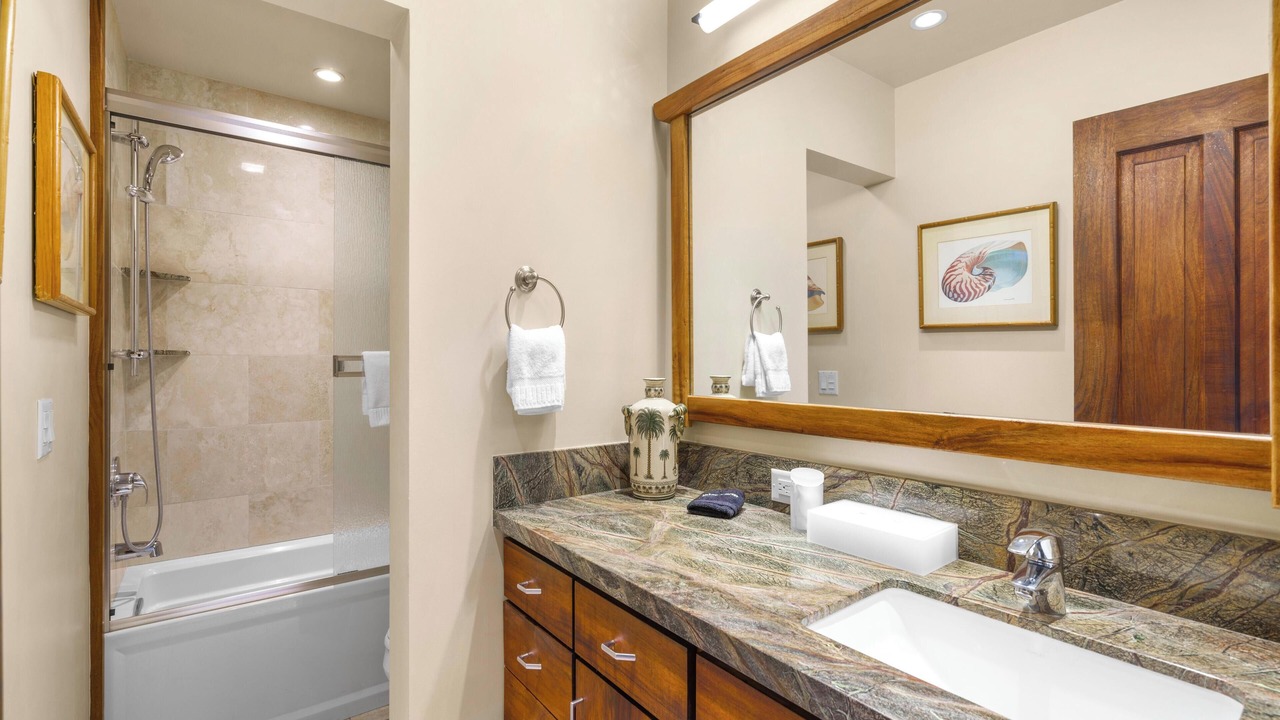 Photo of Bathroom in Historic Lahaina Front Street