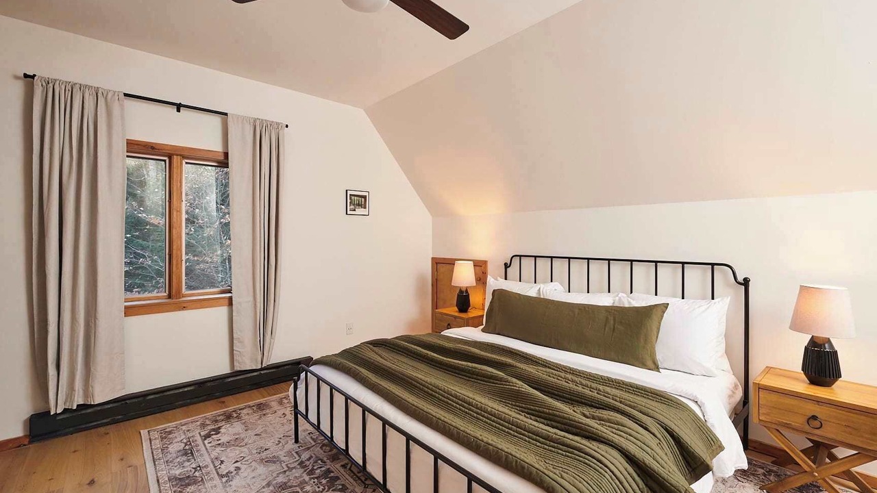 Photo of Bedroom in Roscoe