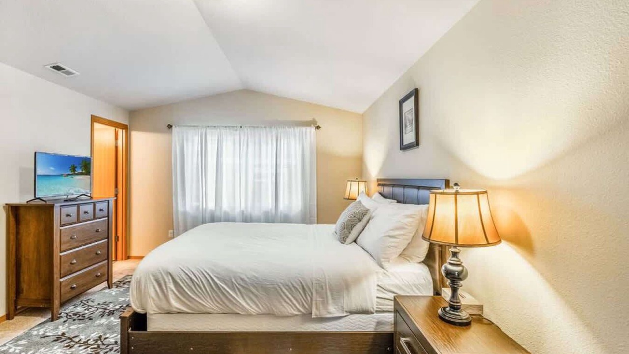 Photo of Bedroom in Holly