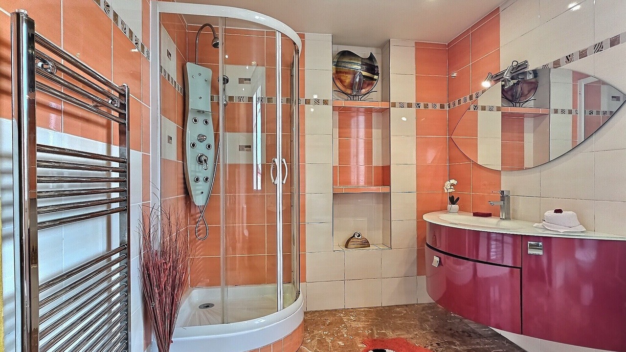 Photo of Bathroom in Noisy-le-Grand