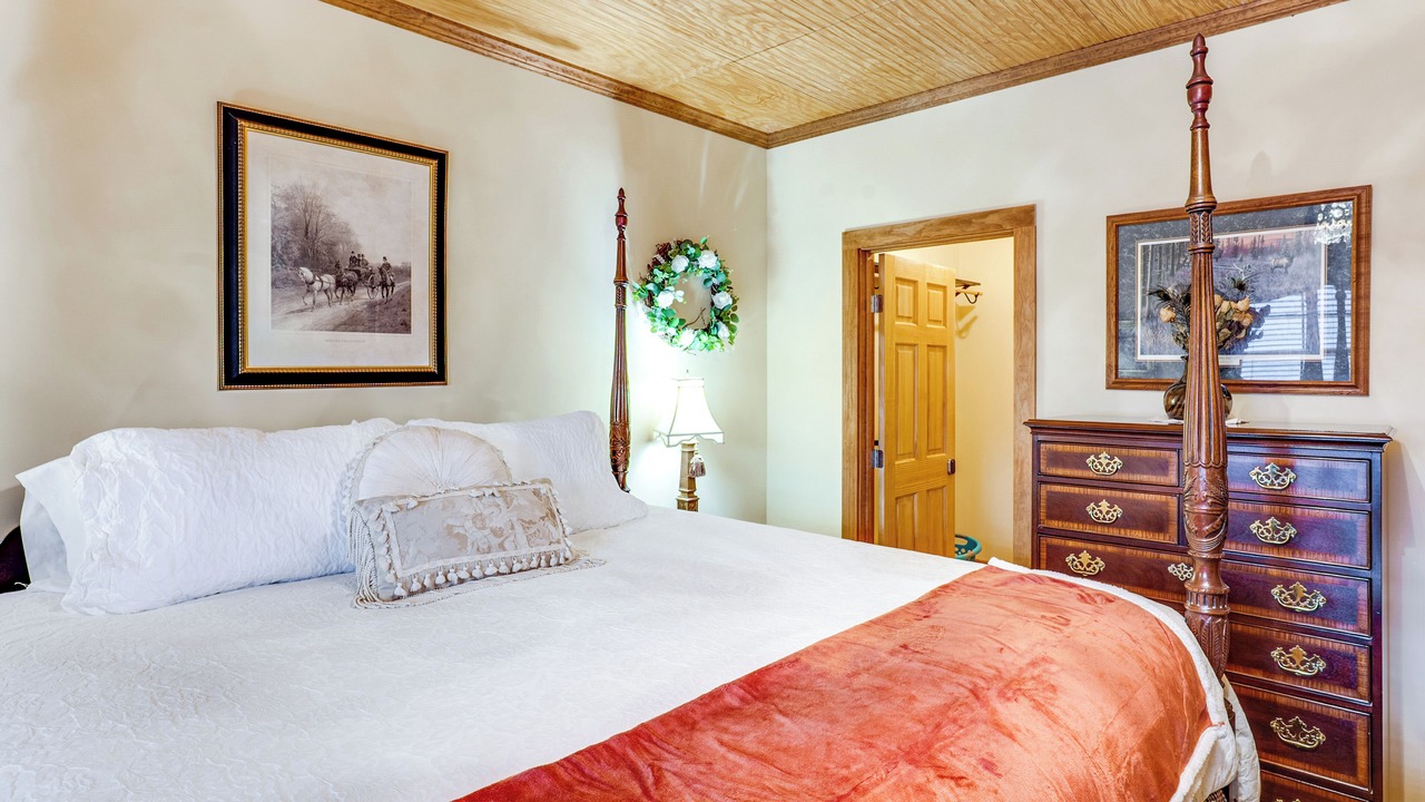Photo of Bedroom in Shining Mountains
