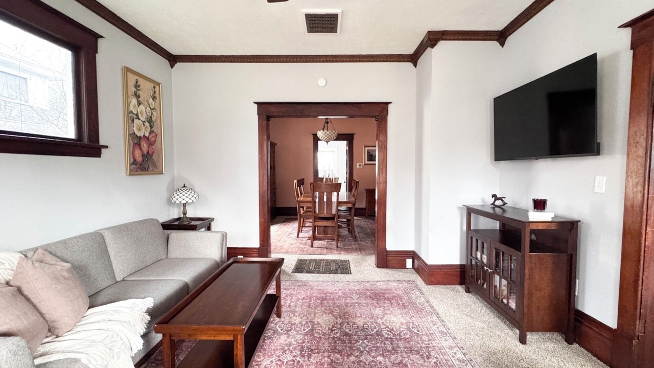 Photo of Livingroom in South Perry District