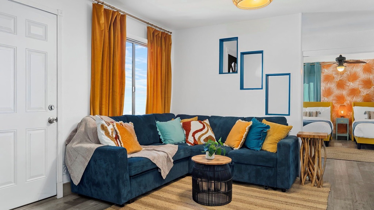 Photo of Livingroom in Midway City