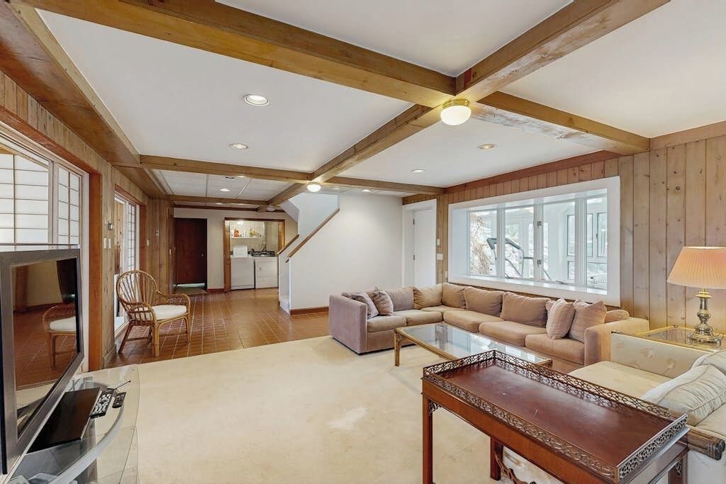 Photo of Livingroom in Prides Crossing