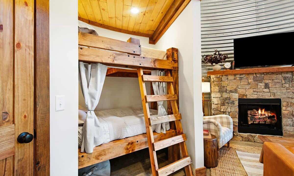 Photo of Bedroom in Lookout Valley Neighborhood Association