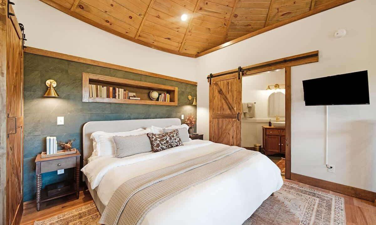 Photo of Bedroom in Lookout Valley Neighborhood Association