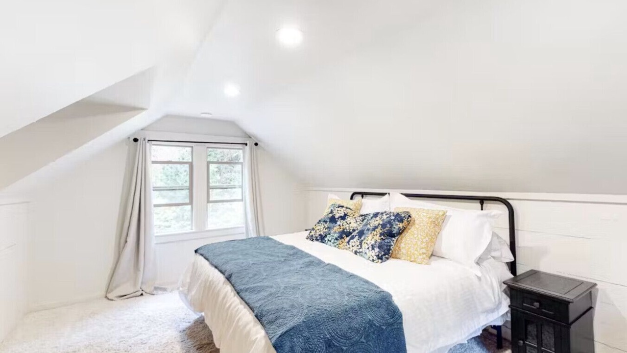 Photo of Bedroom in Humboldt Hill
