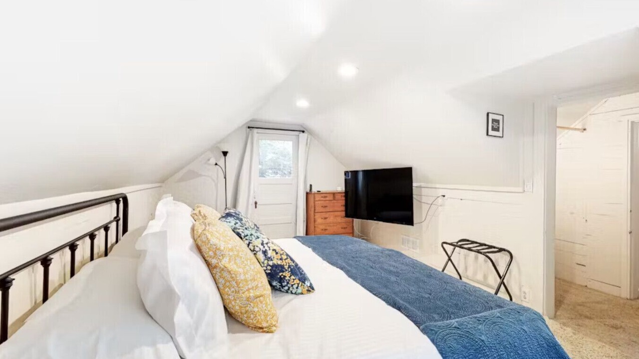 Photo of Bedroom in Humboldt Hill