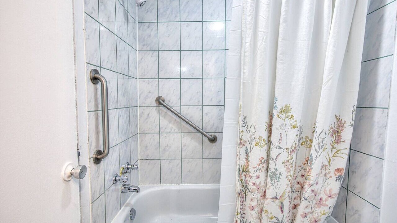 Photo of Bathroom in Pierrefonds-Roxboro