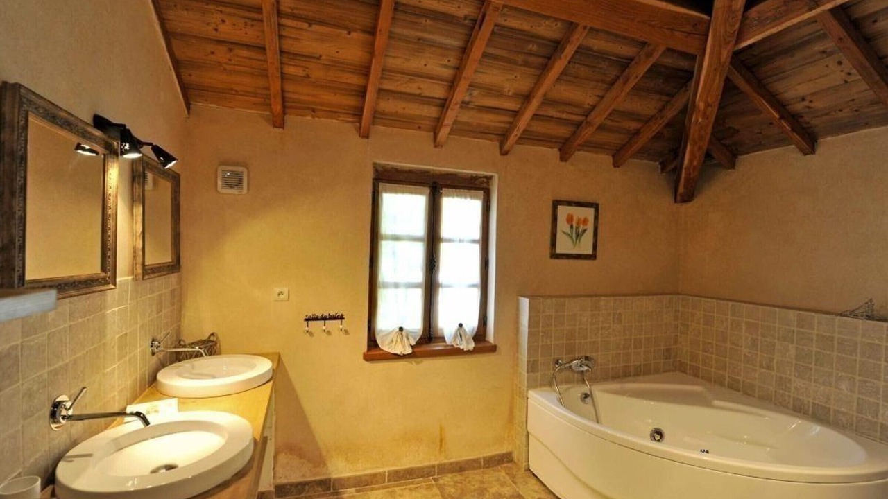 Photo of Bathroom in Neuilly-le-Real