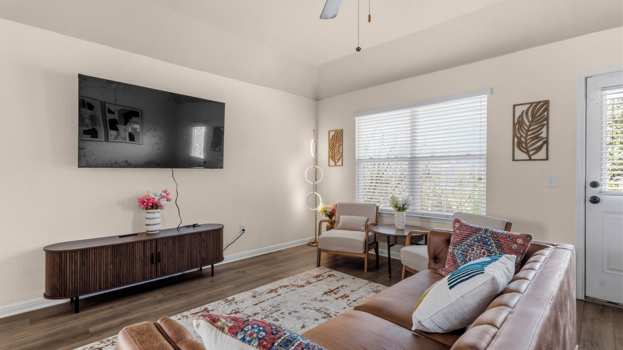 Photo of Livingroom in Pioneer Crossing