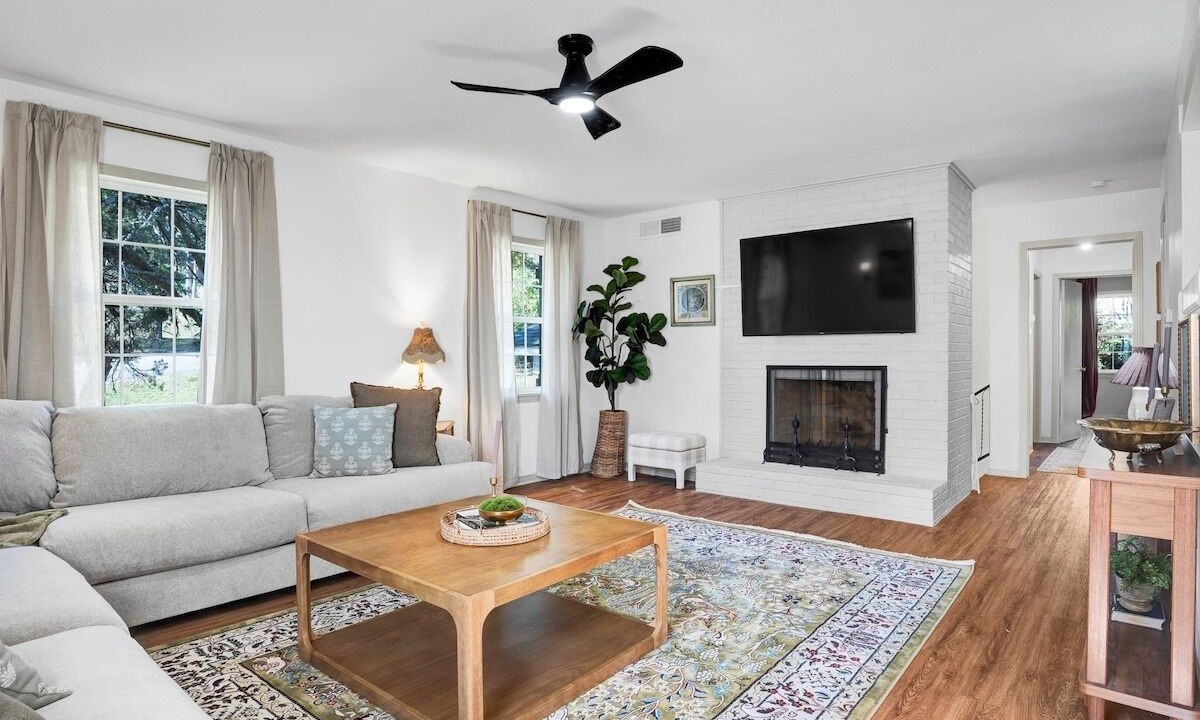 Photo of Livingroom in Van Buren