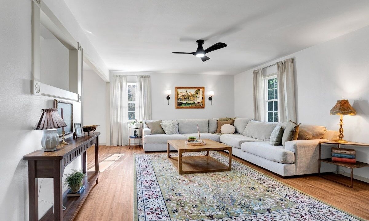 Photo of Livingroom in Van Buren