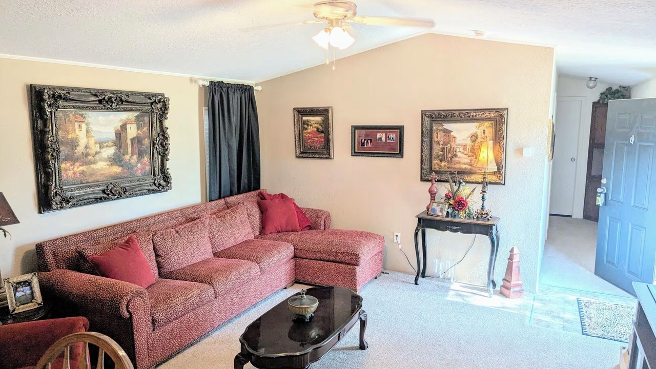 Photo of Livingroom in May