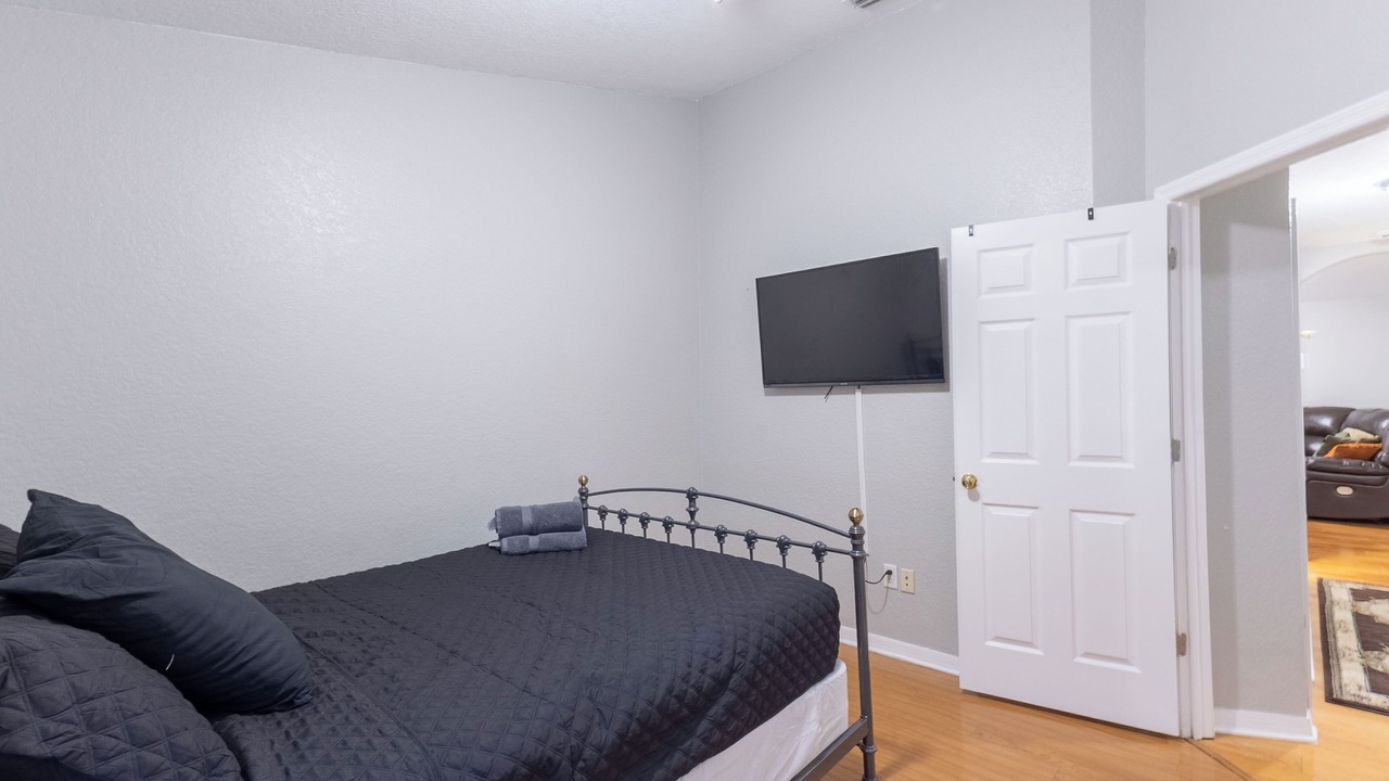 Photo of Bedroom in Lakeview Village