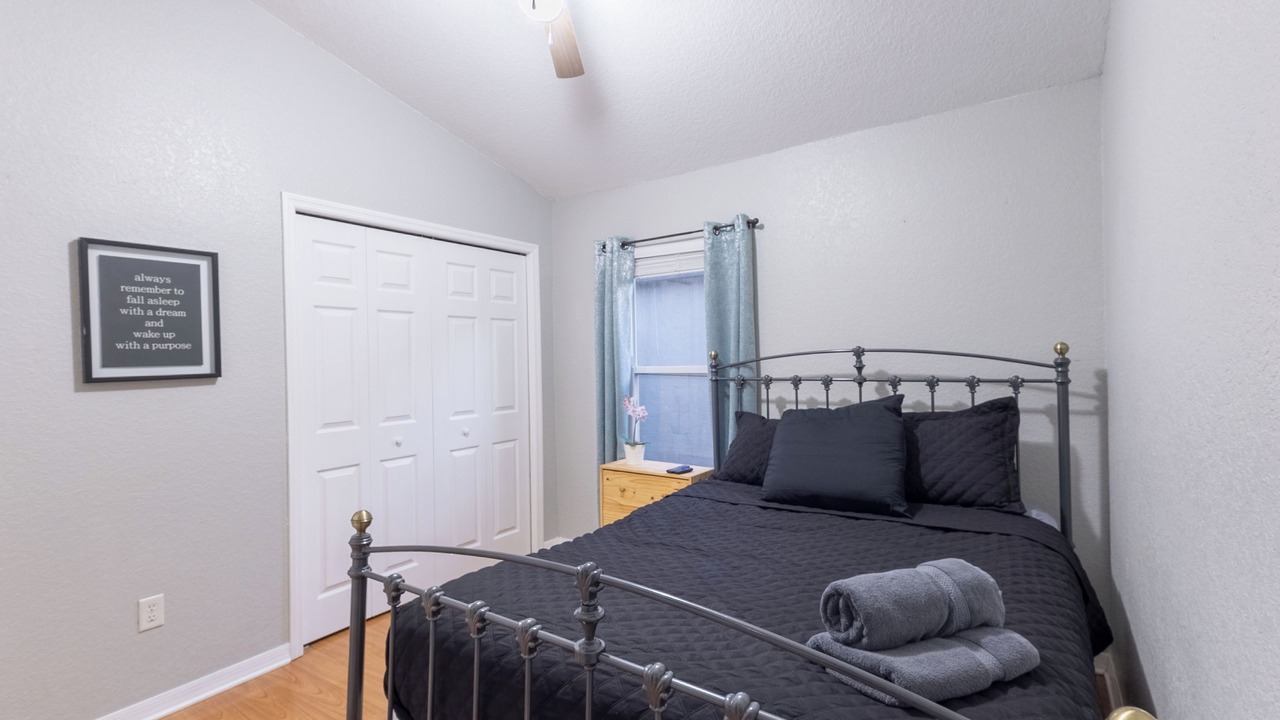 Photo of Bedroom in Lakeview Village