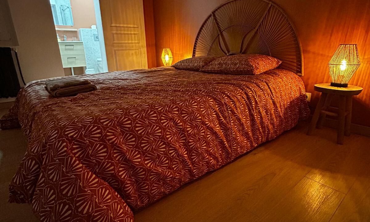 Photo of Bedroom in Magenta