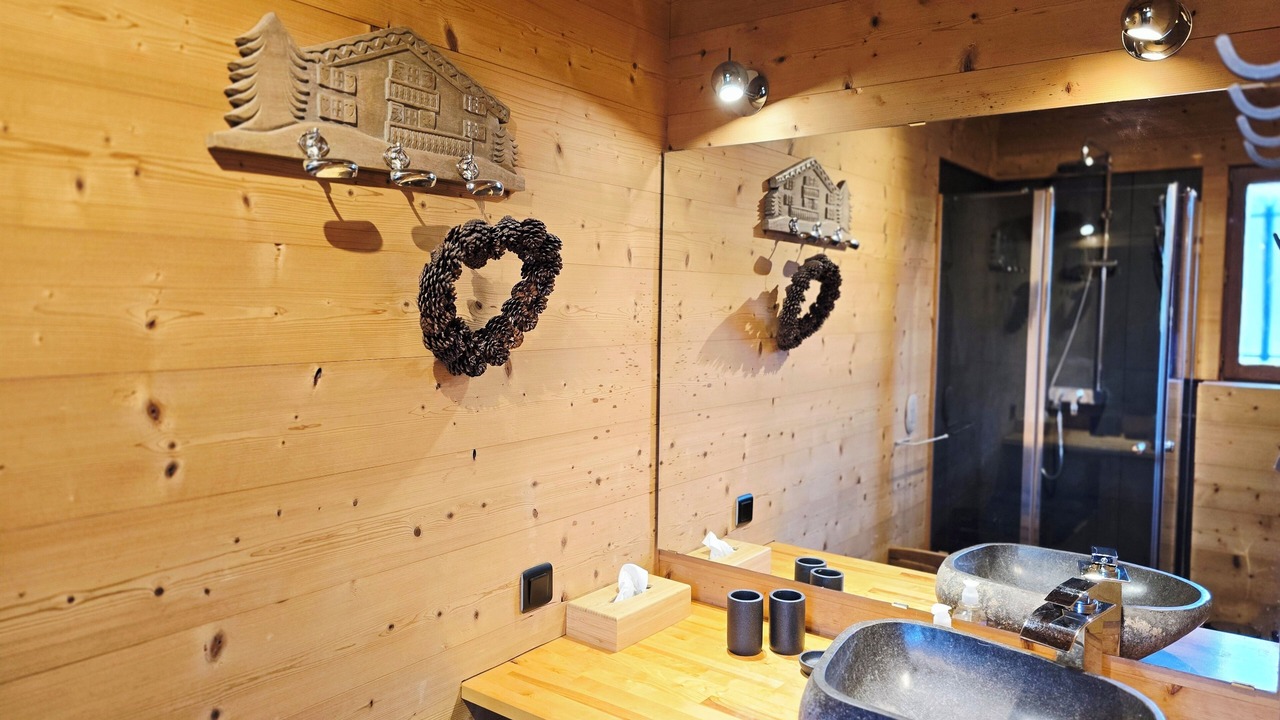 Photo of Bathroom in Campan