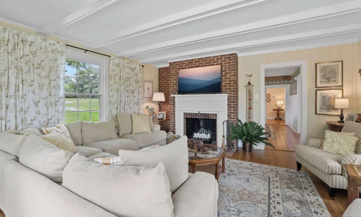 Photo of Livingroom in Cedar Mountain
