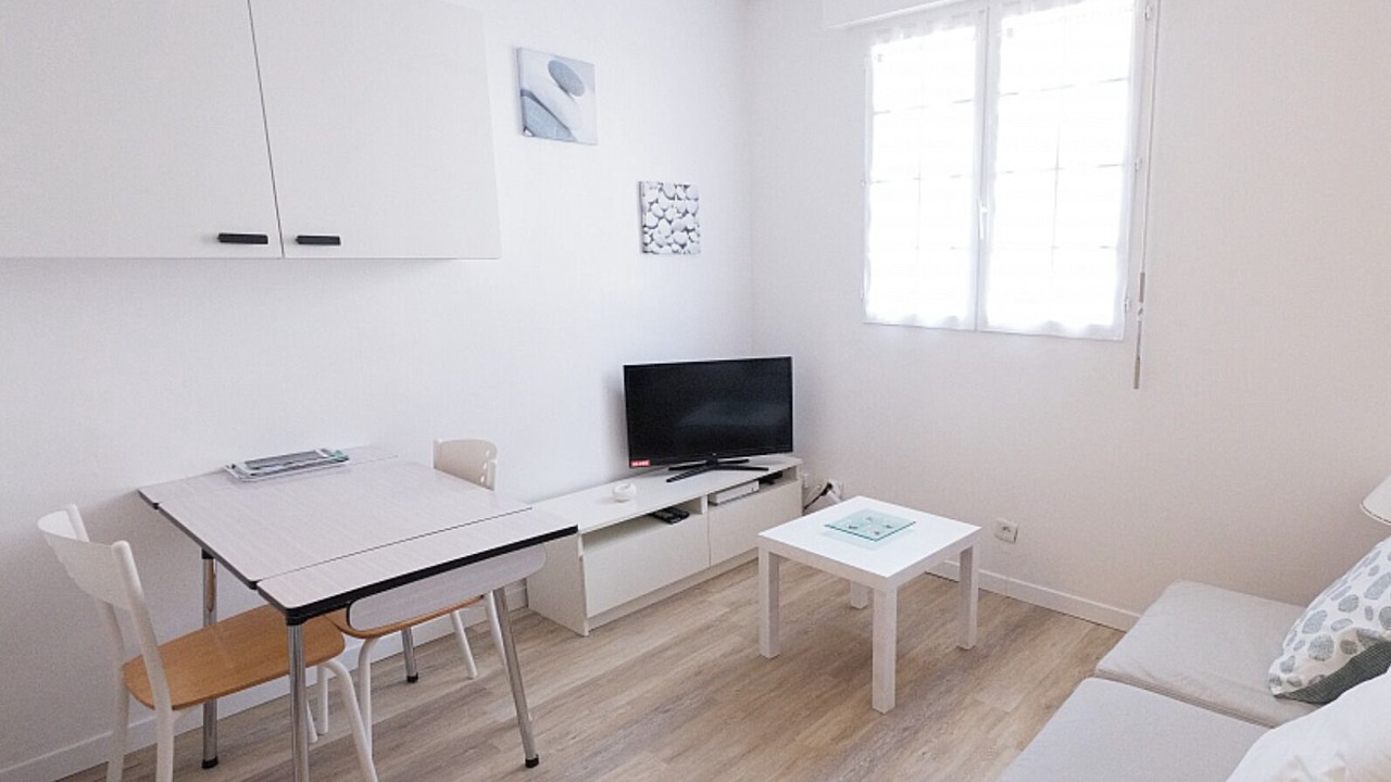 Photo of Livingroom in Republique–Point-du-Jour