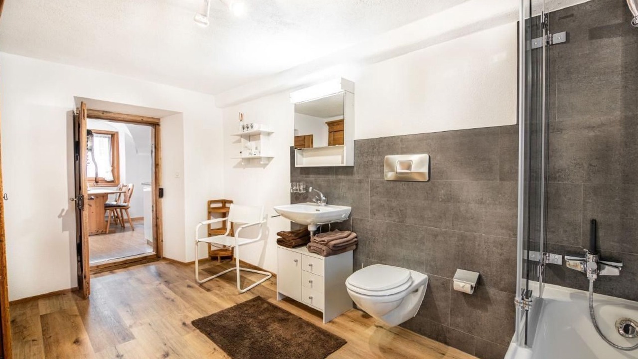 Photo of Bathroom in Samedan