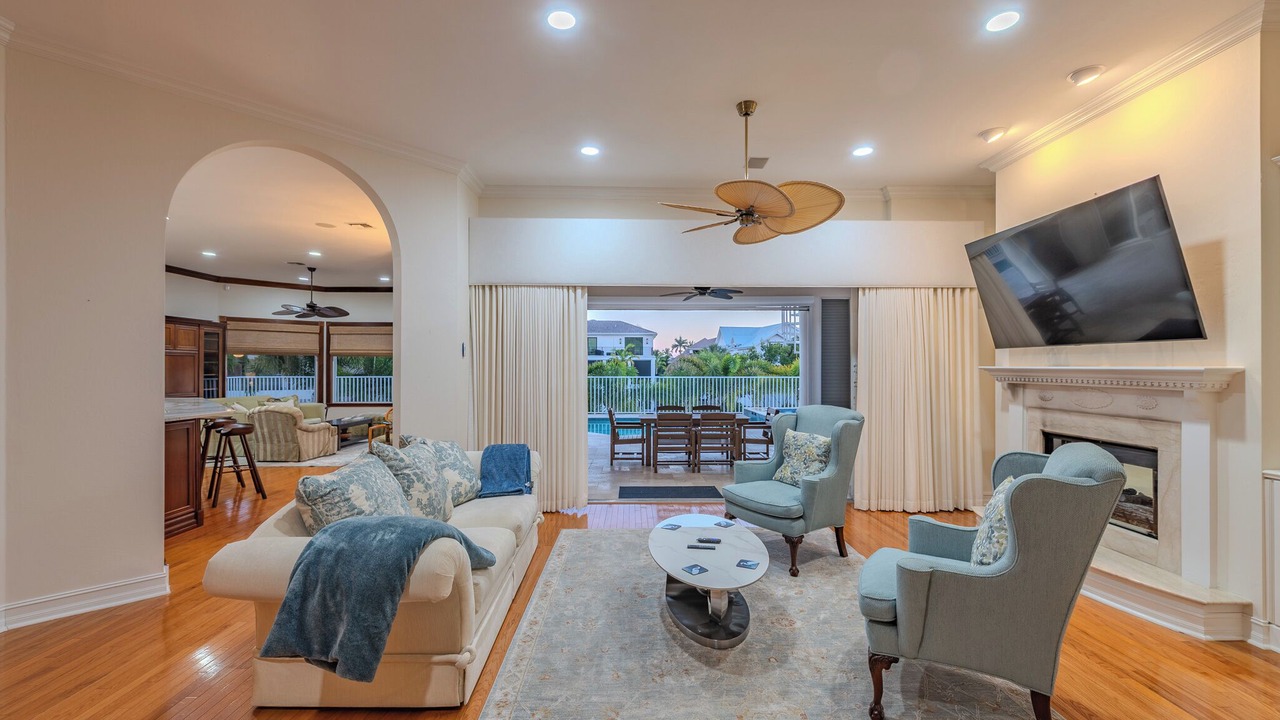 Photo of Livingroom in Vanderbilt Beach