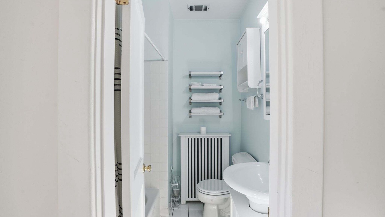 Photo of Bathroom in Del Ray