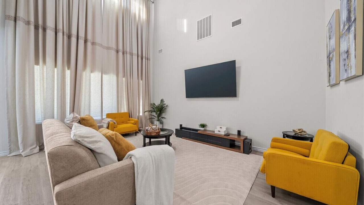 Photo of Livingroom in Aubrey