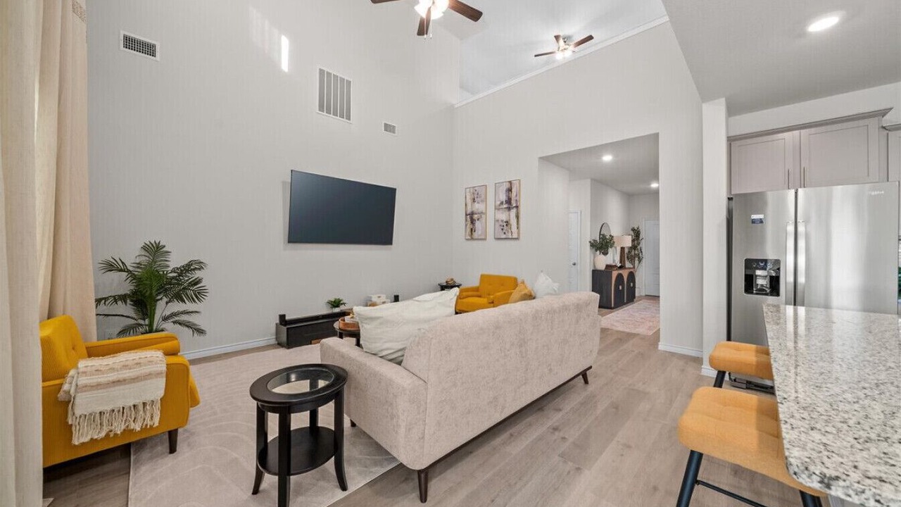 Photo of Livingroom in Aubrey