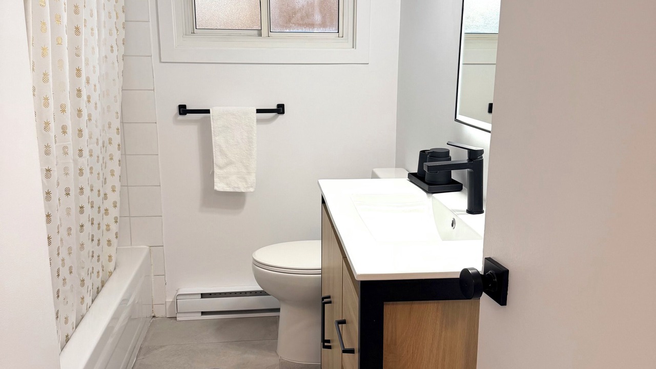 Photo of Bathroom in District Saint - Raymond - Vanier