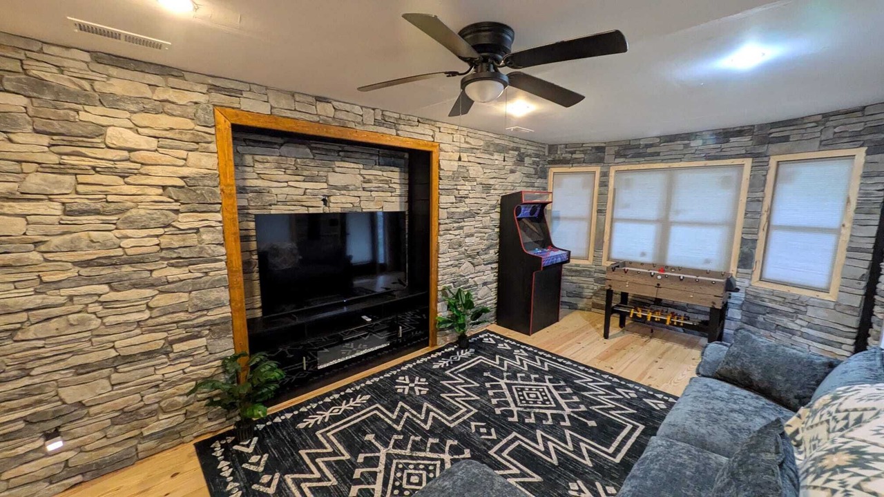Photo of Livingroom in Cherry Log