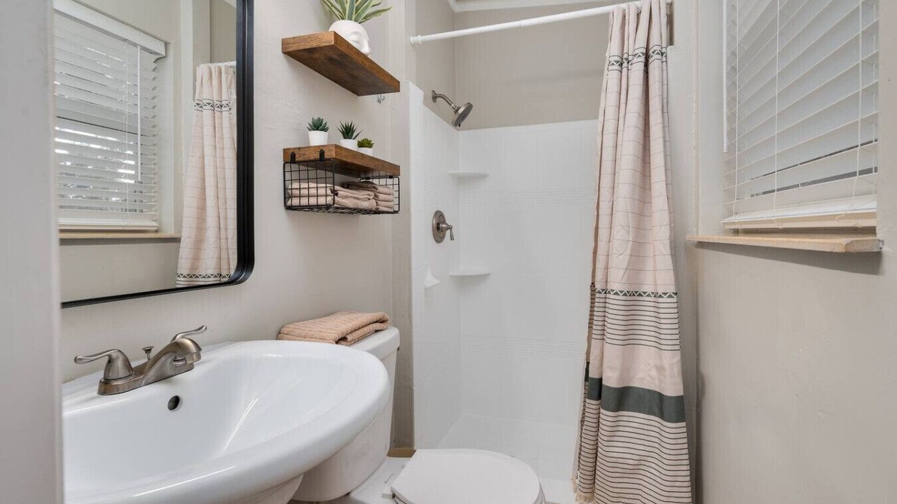 Photo of Bathroom in Englewood Park