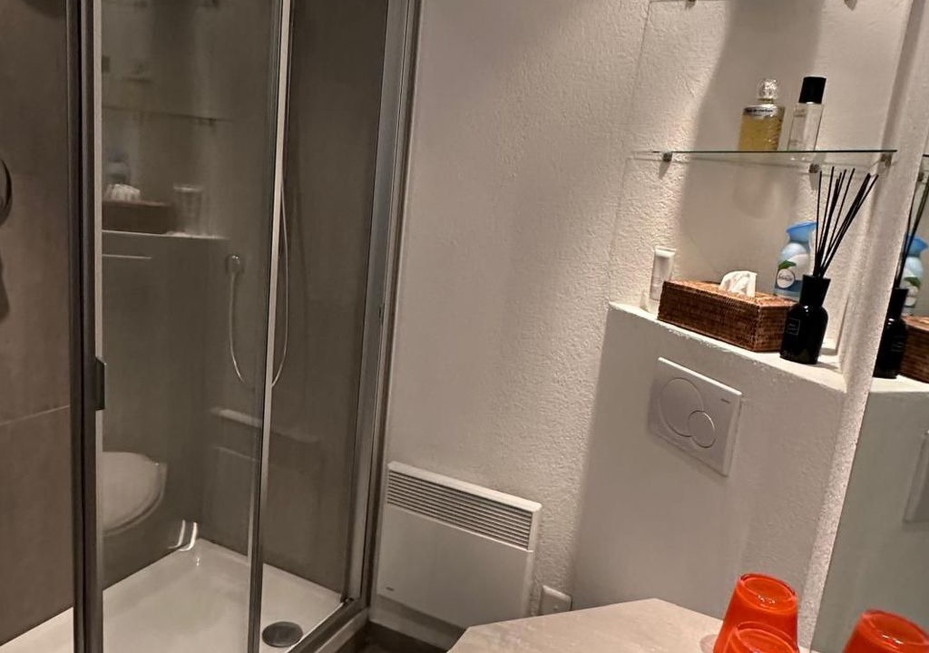 Photo of Bathroom in Lens