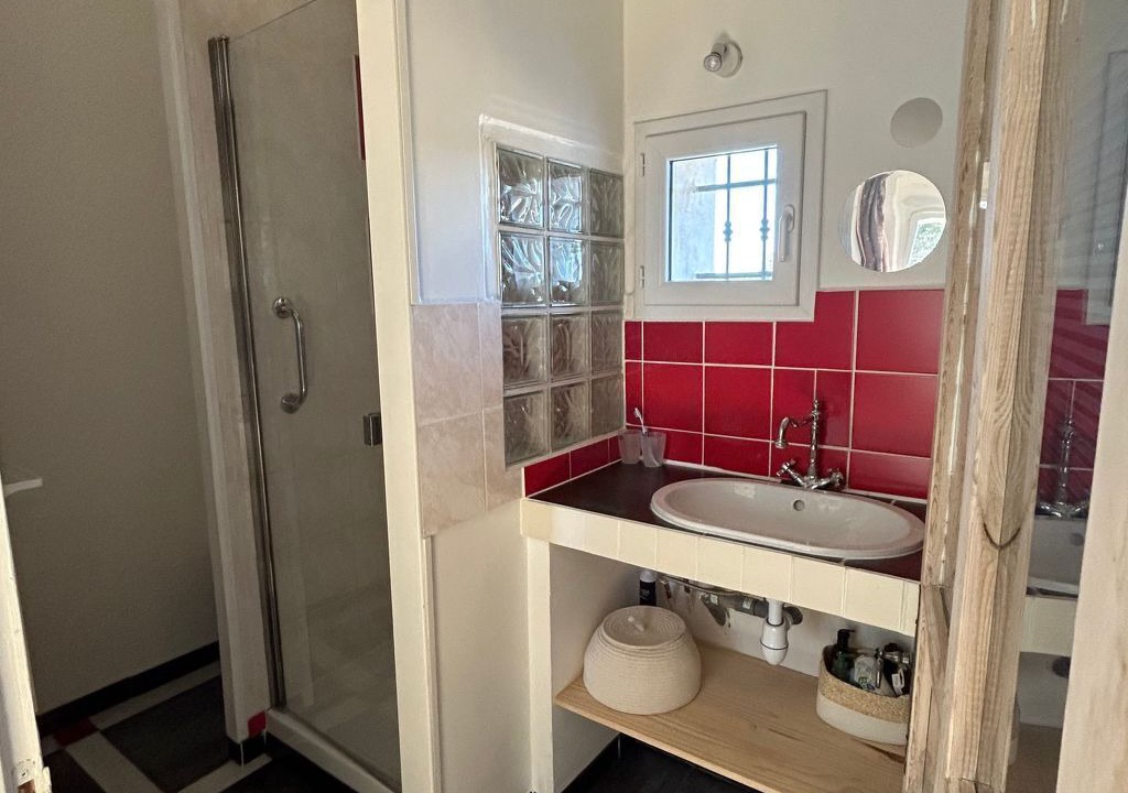 Photo of Bathroom in Violes