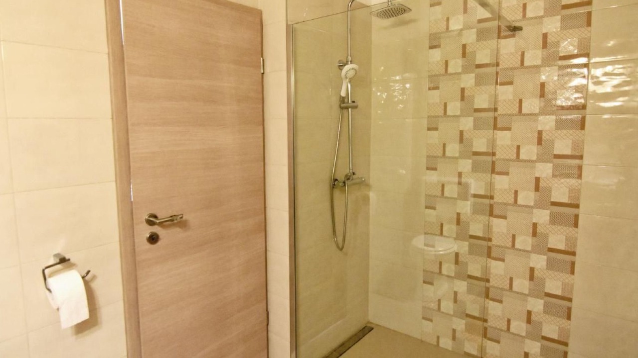 Photo of Bathroom in Tar