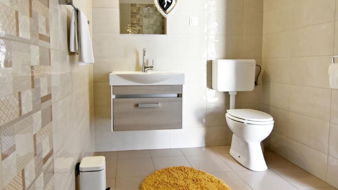 Photo of Bathroom in Tar