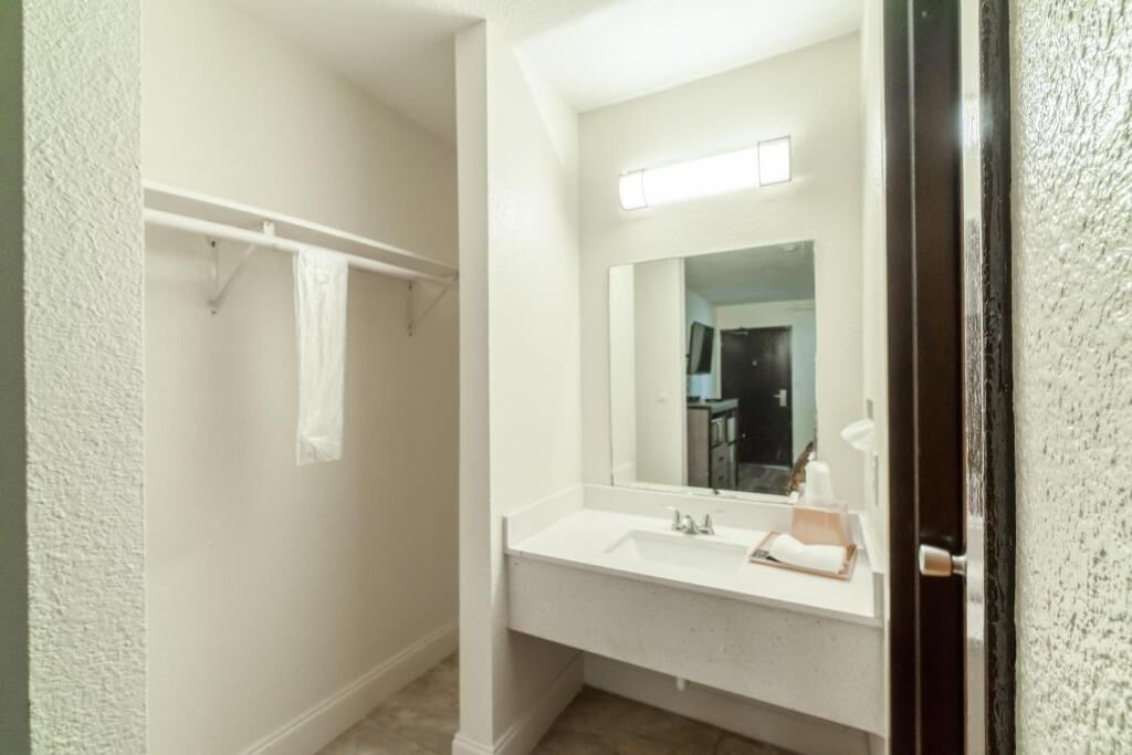 Photo of Bathroom in FM 1960
