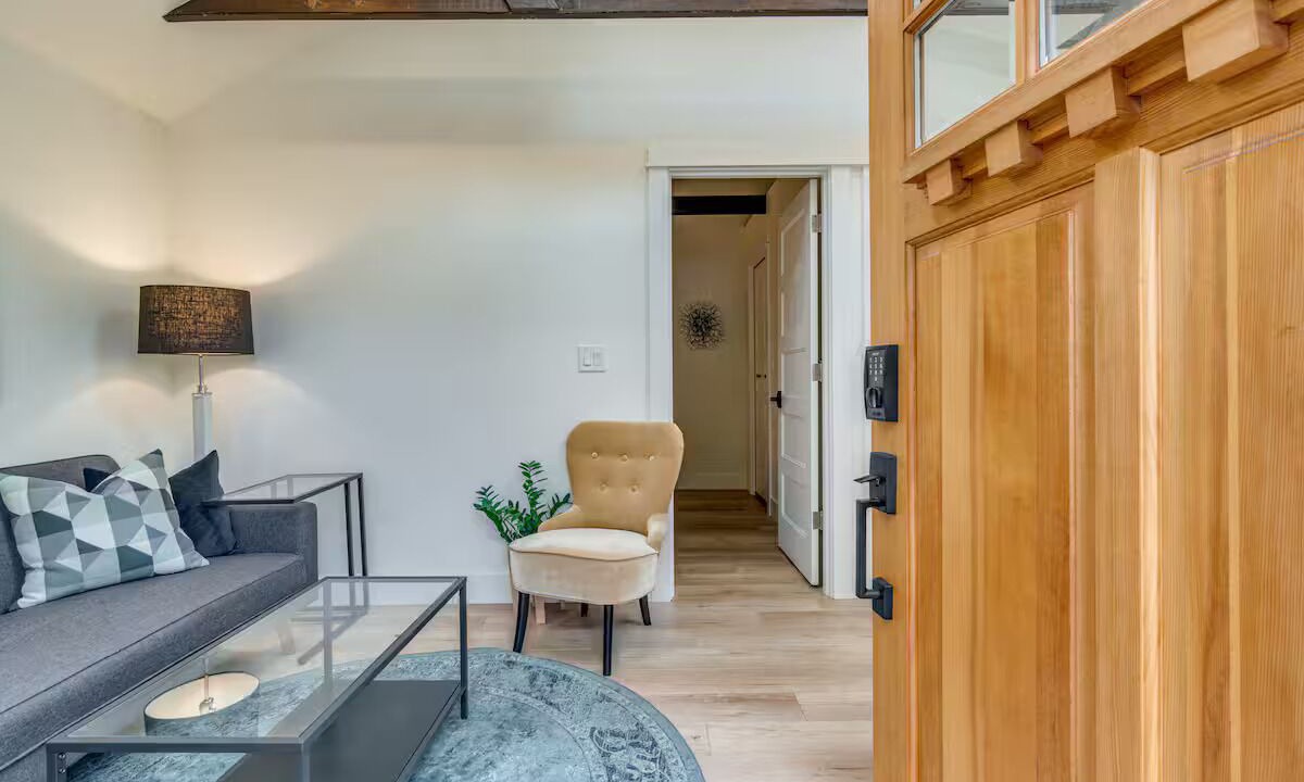 Photo of Livingroom in Hollywood District