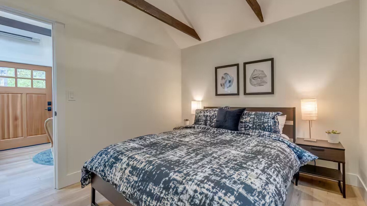 Photo of Bedroom in Hollywood District
