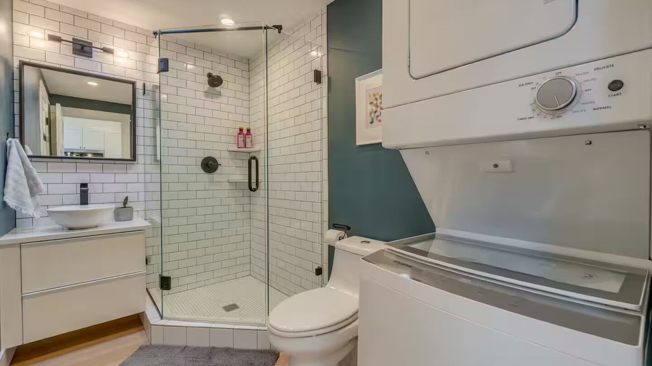 Photo of Bathroom in Hollywood District