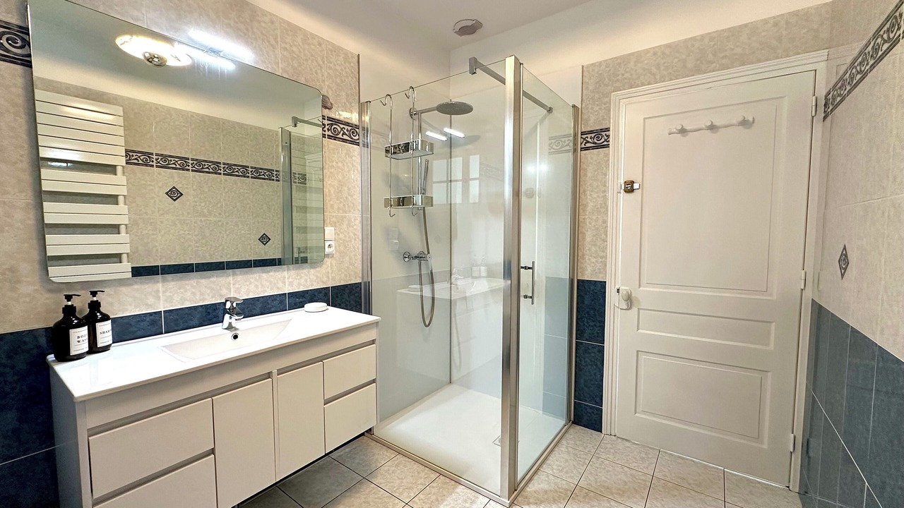 Photo of Bathroom in Rue