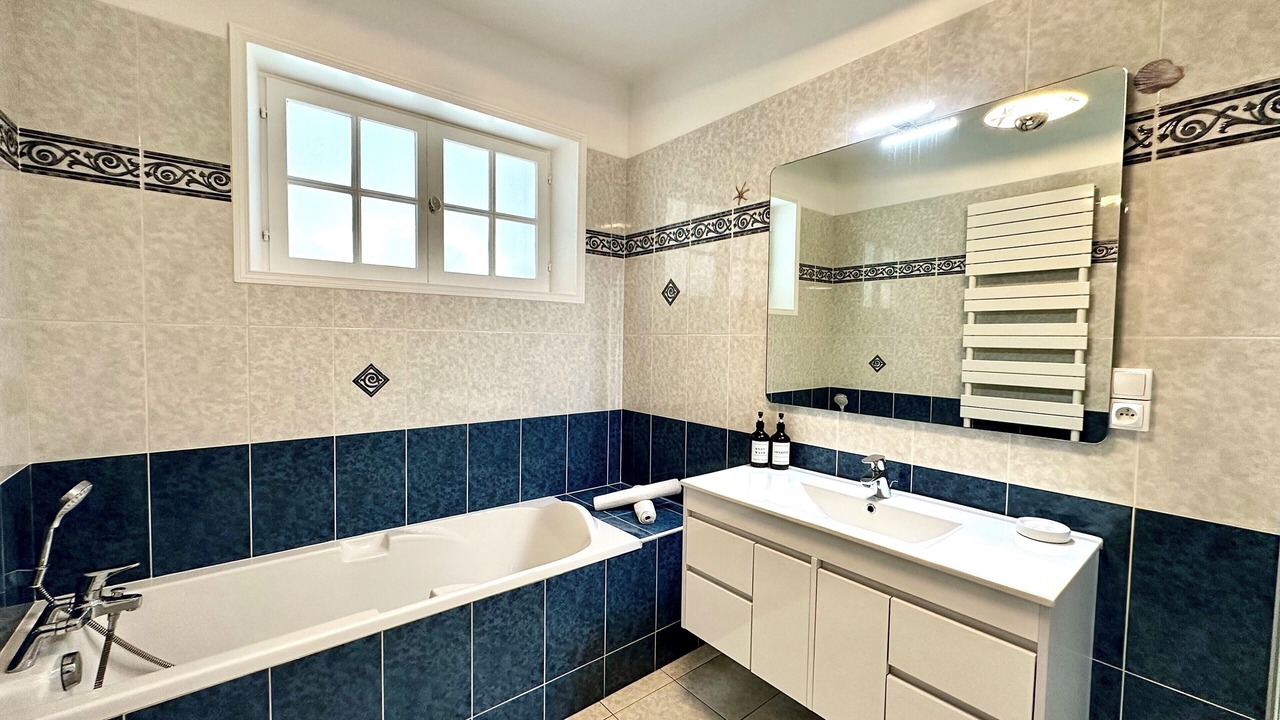 Photo of Bathroom in Rue