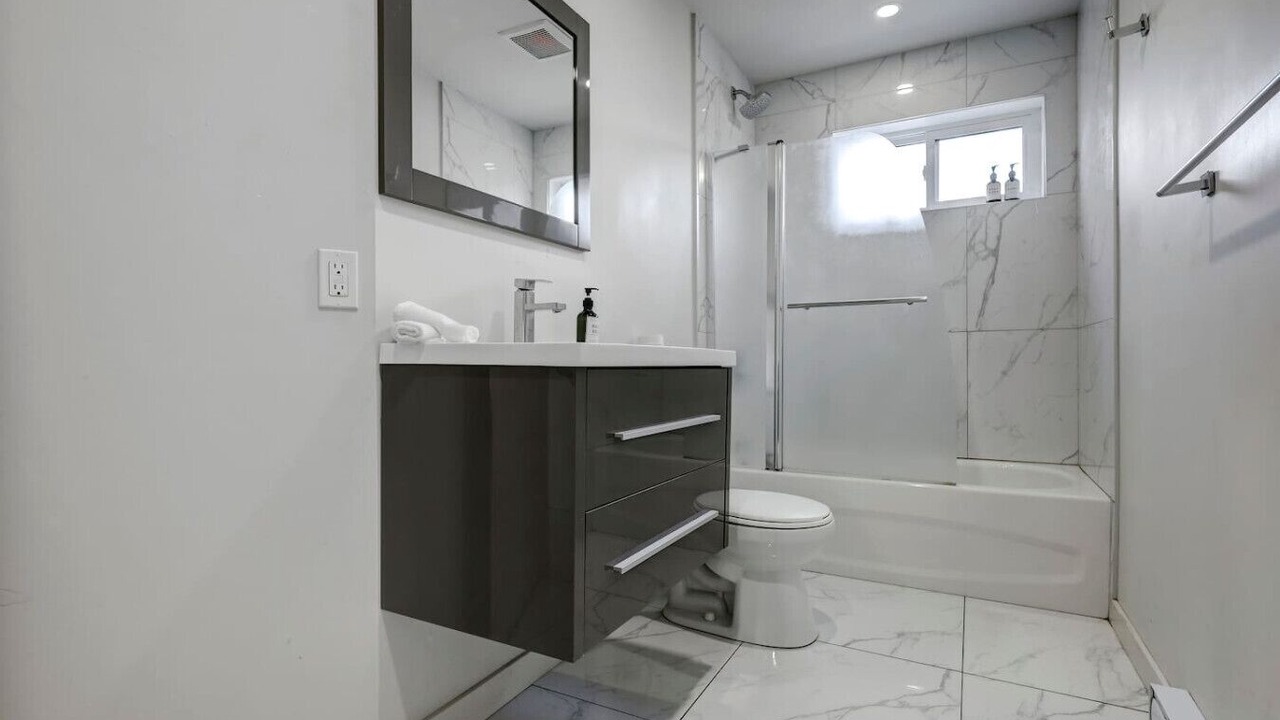 Photo of Bathroom in Cote-Des-Neiges—Notre-Dame-De-Grace