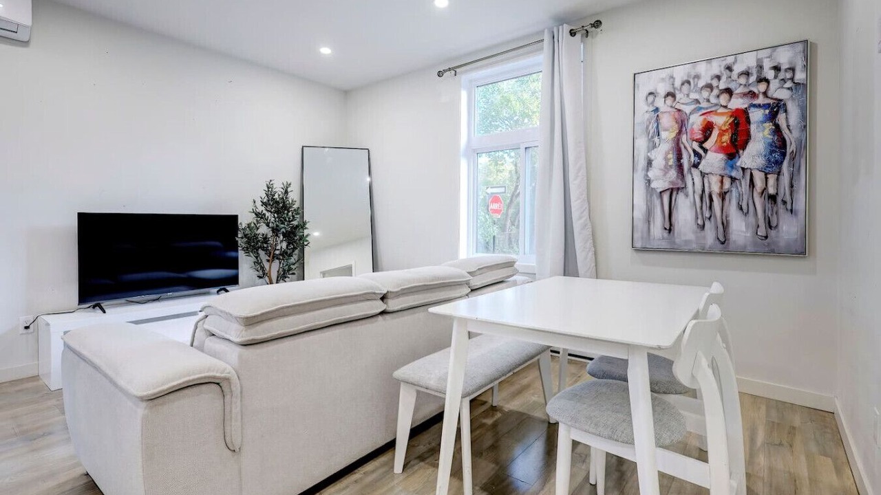 Photo of Livingroom in Cote-Des-Neiges—Notre-Dame-De-Grace