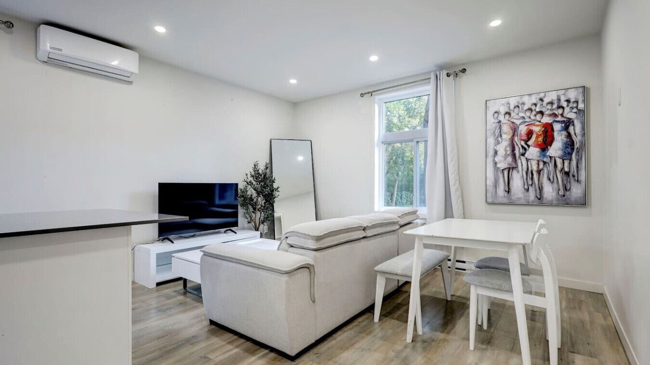 Photo of Livingroom in Cote-Des-Neiges—Notre-Dame-De-Grace
