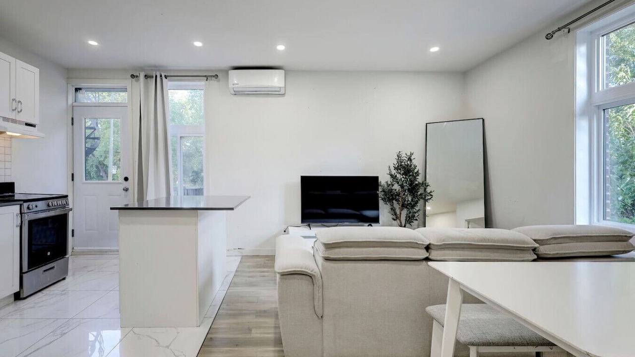 Photo of Livingroom in Cote-Des-Neiges—Notre-Dame-De-Grace