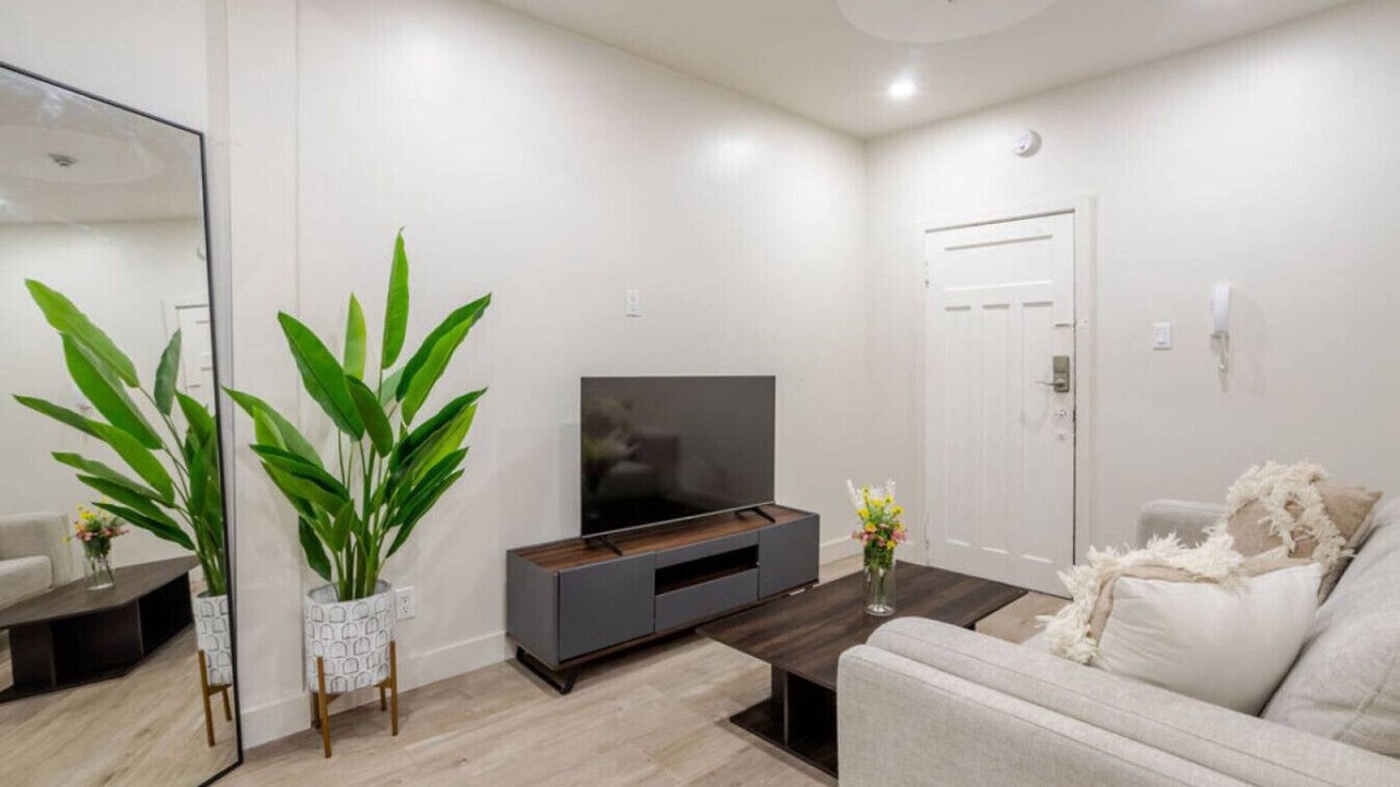Photo of Livingroom in Cote-Des-Neiges—Notre-Dame-De-Grace