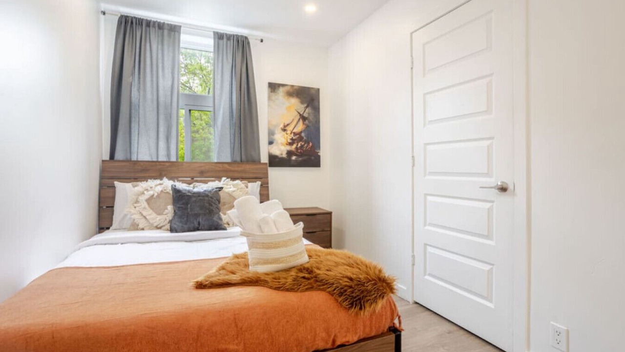 Photo of Bedroom in Cote-Des-Neiges—Notre-Dame-De-Grace