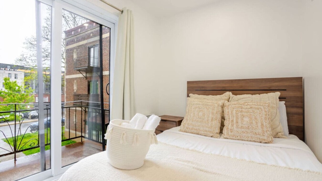 Photo of Bedroom in Cote-Des-Neiges—Notre-Dame-De-Grace