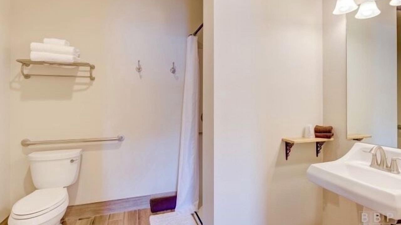 Photo of Bathroom in Sisters